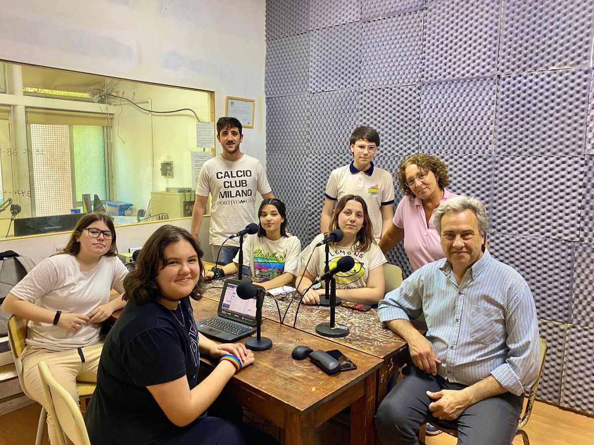 🎙️🙌 ¡La Fm Nacio tiene nuevos paneles acústicos en su estudio, que le donamos desde la Muni! ❤️ Es un orgullo seguir acompañando este hermoso proyecto escolar.