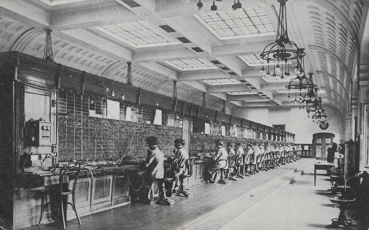 1914, Nürnberg Telegrafenamt. Das Fräulein vom Amt verbindet.