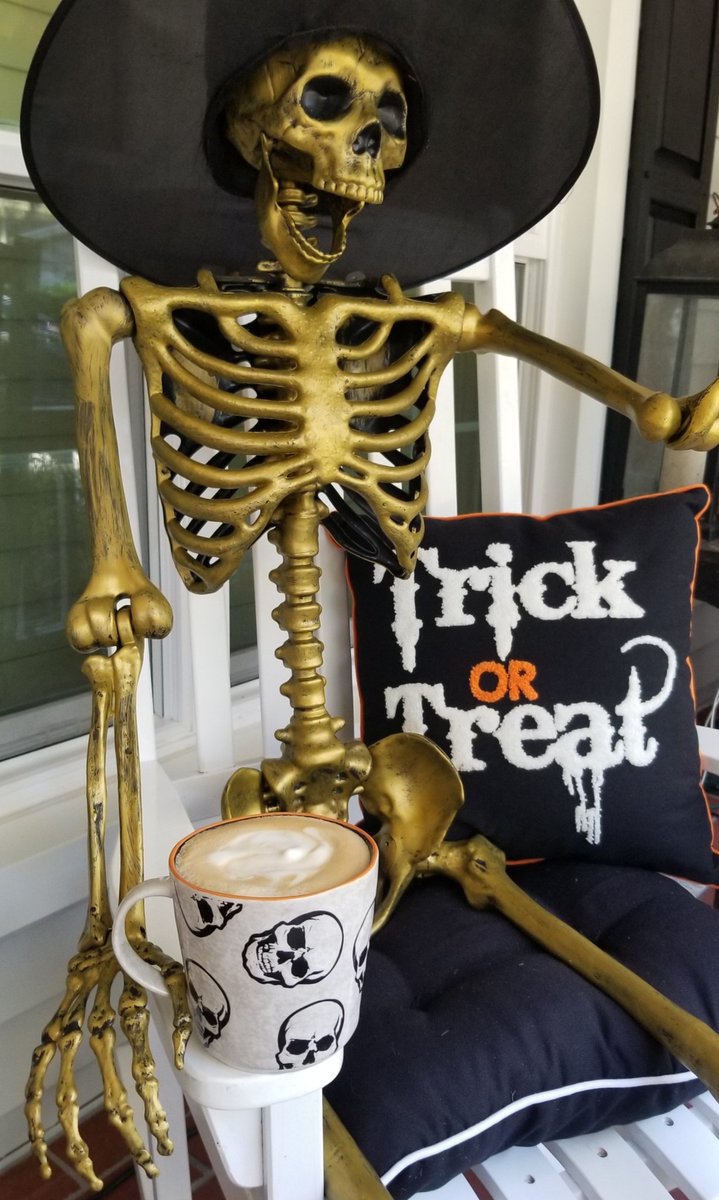 RobinWallonTV's tweet photo. No tricks, just coffee☕🎃 #Mondayvibes #HappyHalloween https://t.co/CUzNUWGoXu