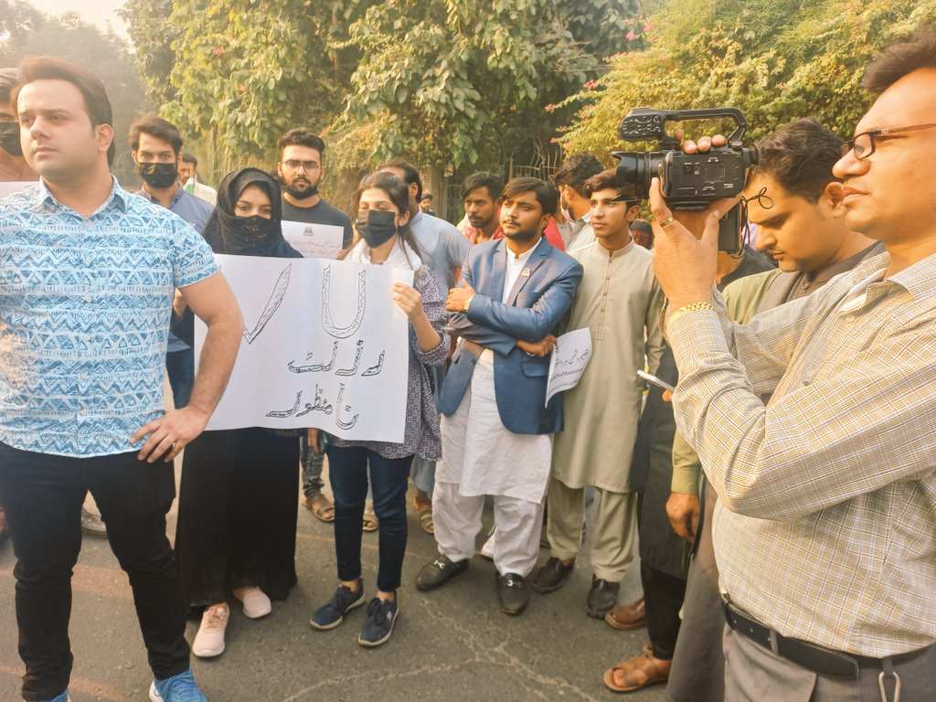 MohsanIqbalOFCL's tweet photo. محترم عمران خان صاحب آپ عوام کے حقوق کی بات کرتے ہیں طلباء کو بھی انکے حقوق دلوائے۔ورچوئل یونیورسٹی کے طلباء آپکی طرف دیکھ رہے ہیں۔
@ImranKhanPTI @mooniselahi @DrMuradPTI 
#vuresultnamanzoor https://t.co/522cU2ys69