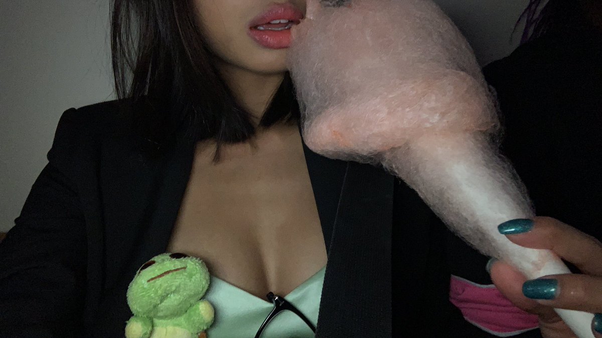 RooJyang's tweet photo. I didn’t even tried to be a cat today #HappyHalloween #tatiana #theprincessandthefrog #notafrog #turtle https://t.co/ij45RCeqw9