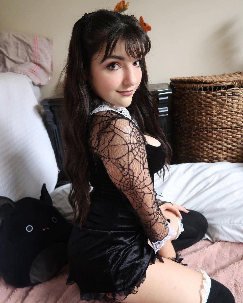julfayee's tweet photo. one of my halloween outfits this week 🕸️🤍 https://t.co/RVfW8D9ZWJ