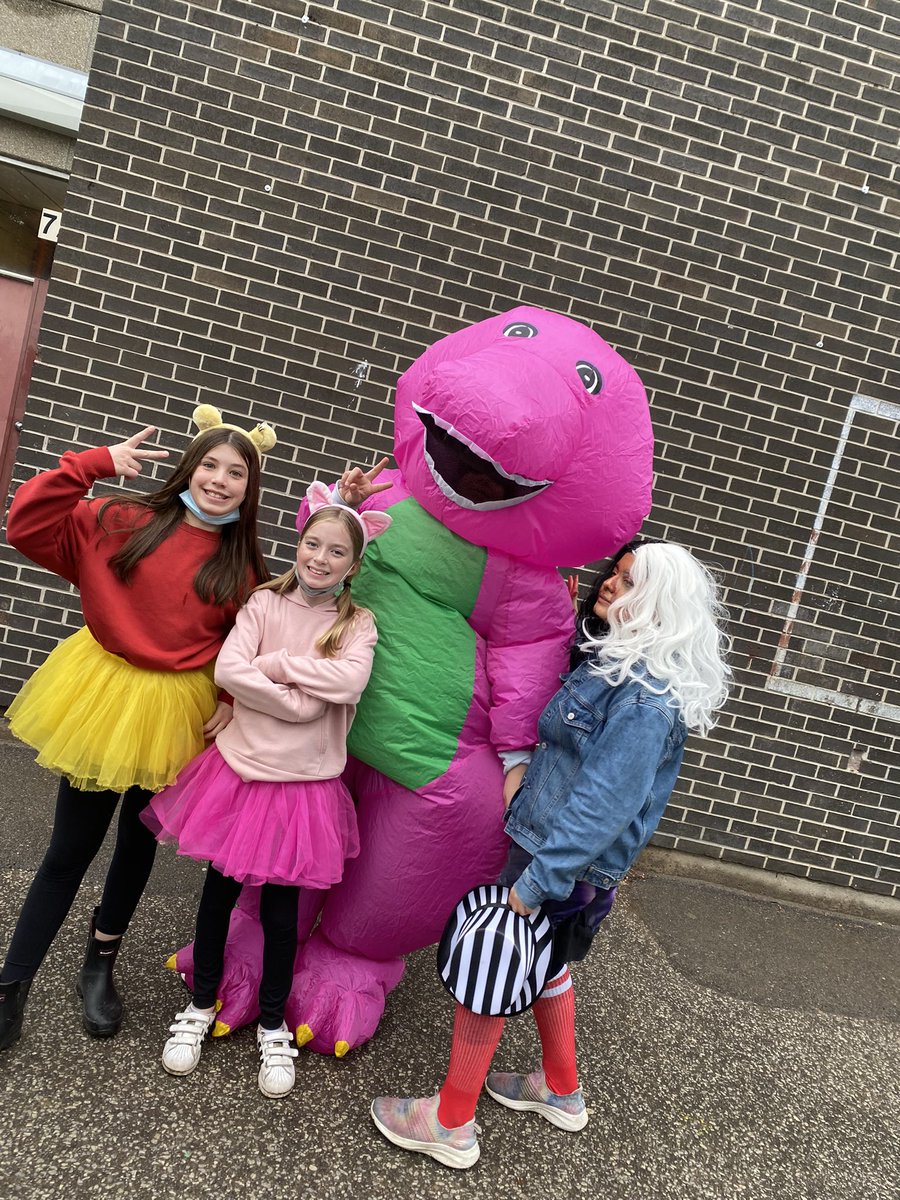 TDSB_Humewood's tweet photo. Spreading the love at Humewood 💚 on Hallowe’en 🎃 @MrsClosner @EfthymiadisJ https://t.co/ftcui3fVeR