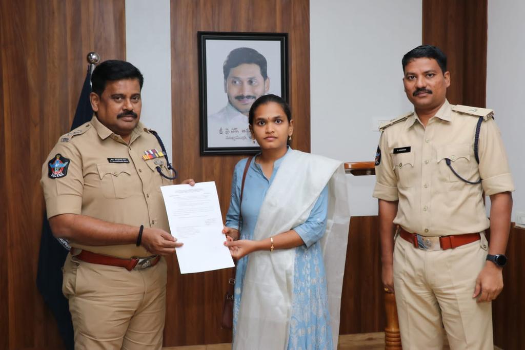 KAKINADAPOLICE's tweet photo. కారుణ్య నియామకం ద్వారా ఎన్ఫోర్స్మెంట్ బ్యూరో కాకినాడలో జూనియర్ అసిస్టెంట్ గా నియామకం పొందిన రాయుడు హర్షితను D/o (late)  రాయుడు వీరవెంకట సత్యనారాయణ, ASI-2256 ను అభినందించిన జిల్లా ఎస్పీ శ్రీ ఎం రవీంద్రనాథ్ బాబు ఐపీఎస్. @dgpapofficial @APPOLICE100 #goodjob #kakinadaupdates #APSEB https://t.co/YYaHGQ3yM0
