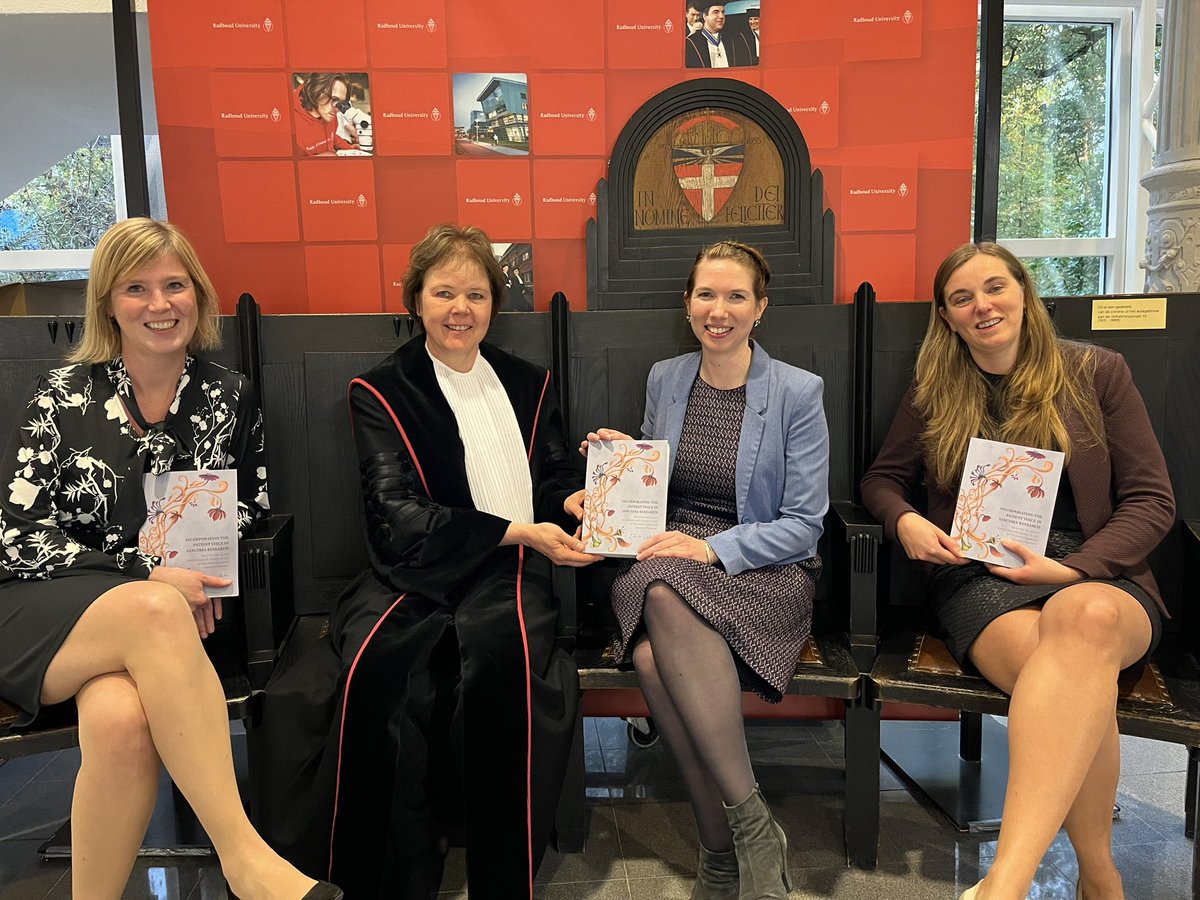 Met een hele goede openbare verdediging van een indrukwekkend proefschrift sluit @Dide_dHollander haar promotietijd af. Wat een knappe prestatie! En daar ging het promotieteam eens echt voor zitten..#sarcoma #HRQoL <a href="/OlgaHusson/">Olga Husson</a> <a href="/OncoDoc_Ingrid/">Ingrid Desar</a> <a href="/PPSarcomen/">Patiëntenplatform Sarcomen</a>(dank voor jullie komst!)