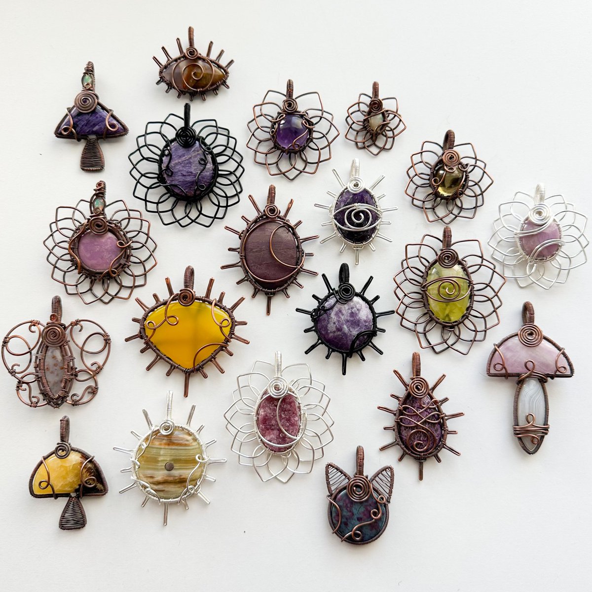 the crystals    ☂️🌕💟     the pendants

“lemon lavender” collection coming to my shop Nov. 4th at 4pm eastern time <3