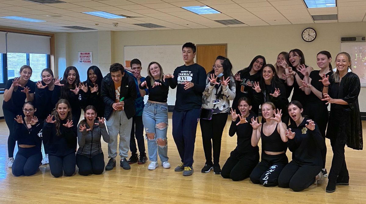 CommackSchools's tweet photo. Mrs. Cisek's IB Dance Seniors paired up with Mrs. Fox's class for a fun and creative Halloween-themed dance lesson!🎃 💃 #CommackHighSchool #Thriller #Halloween #IBDance https://t.co/uIOxQtWaGN