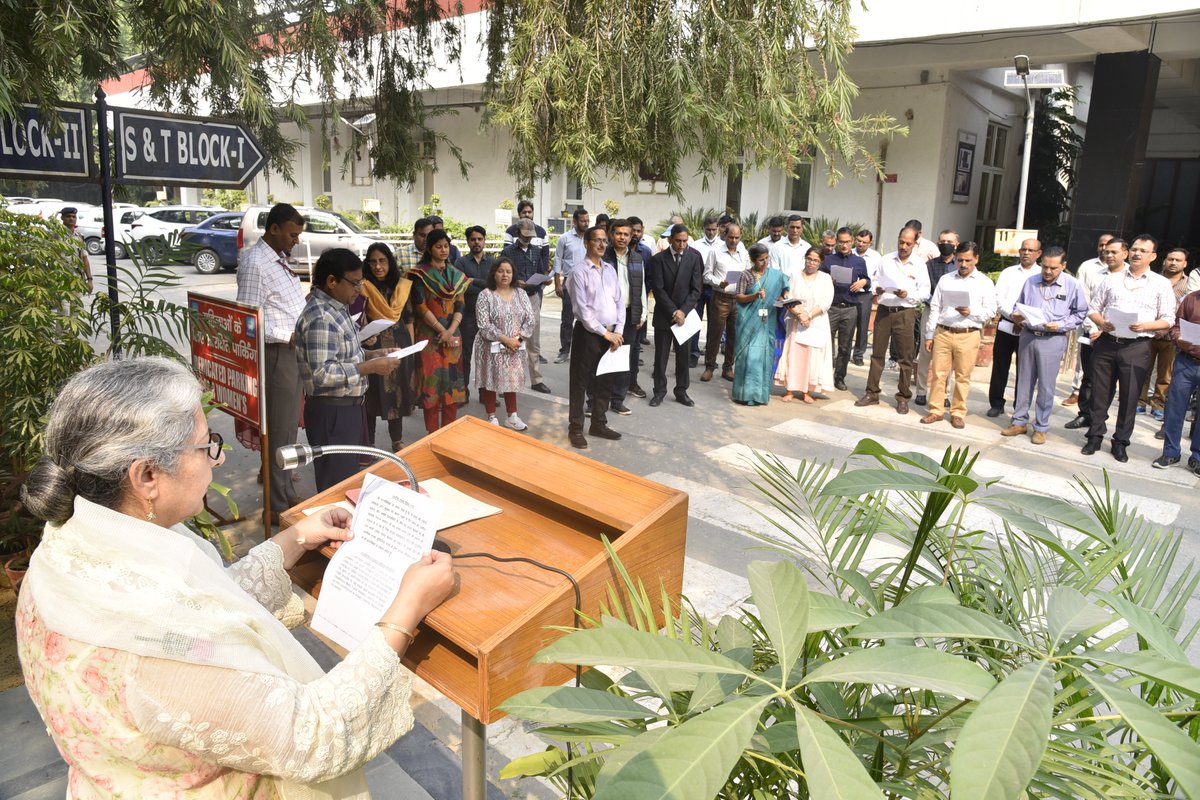 IndiaDST's tweet image. Smt @bhalla_anju , Joint Secretary, @IndiaDST administered National Unity Pledge on occasion of #RashtriyaEktaDiwas2022 to officials as well as CISF personnel deployed at DST campus to commemorate the birth anniversary of #SardarVallabhbhaiPatel . #NationalUnityDay2022