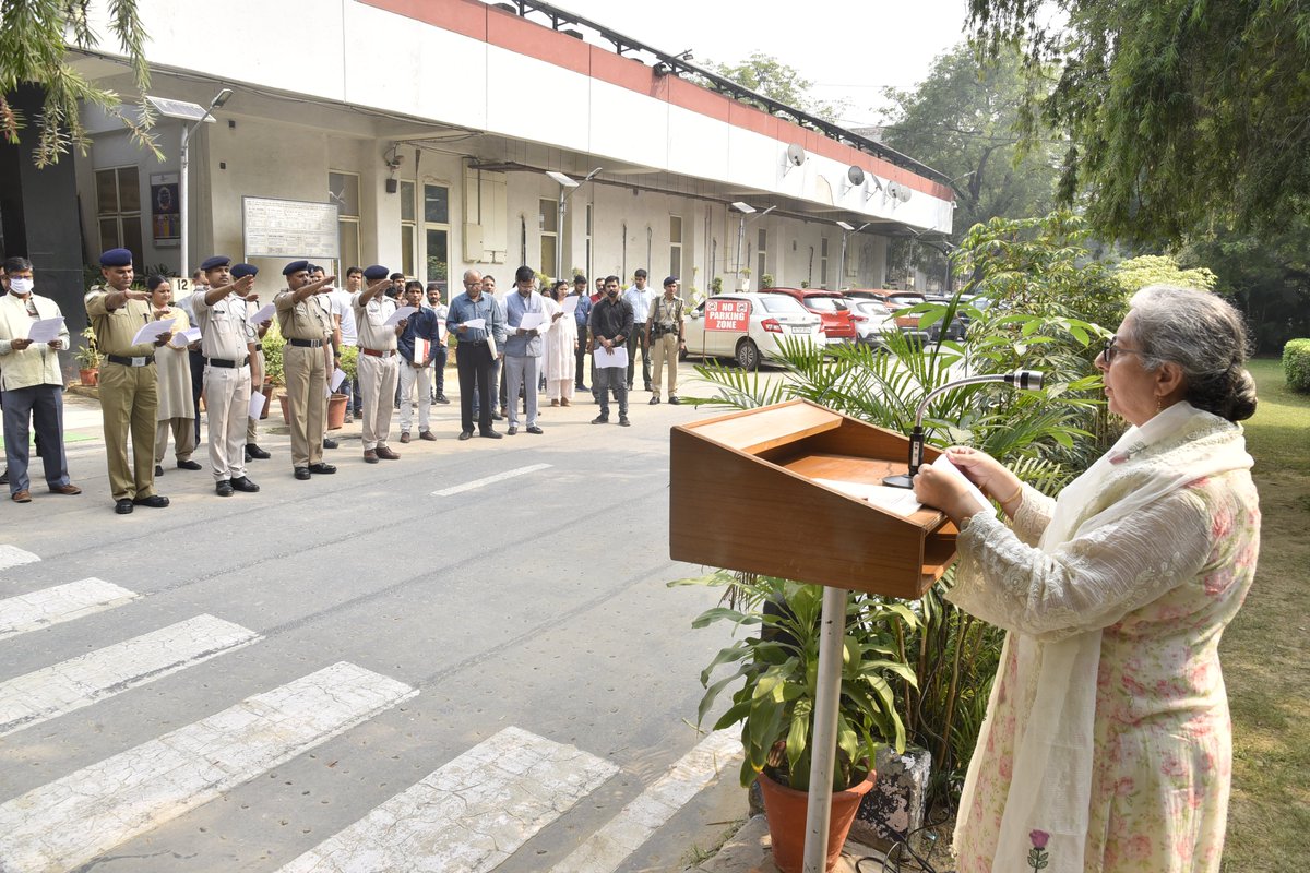 IndiaDST's tweet image. Smt @bhalla_anju , Joint Secretary, @IndiaDST administered National Unity Pledge on occasion of #RashtriyaEktaDiwas2022 to officials as well as CISF personnel deployed at DST campus to commemorate the birth anniversary of #SardarVallabhbhaiPatel . #NationalUnityDay2022