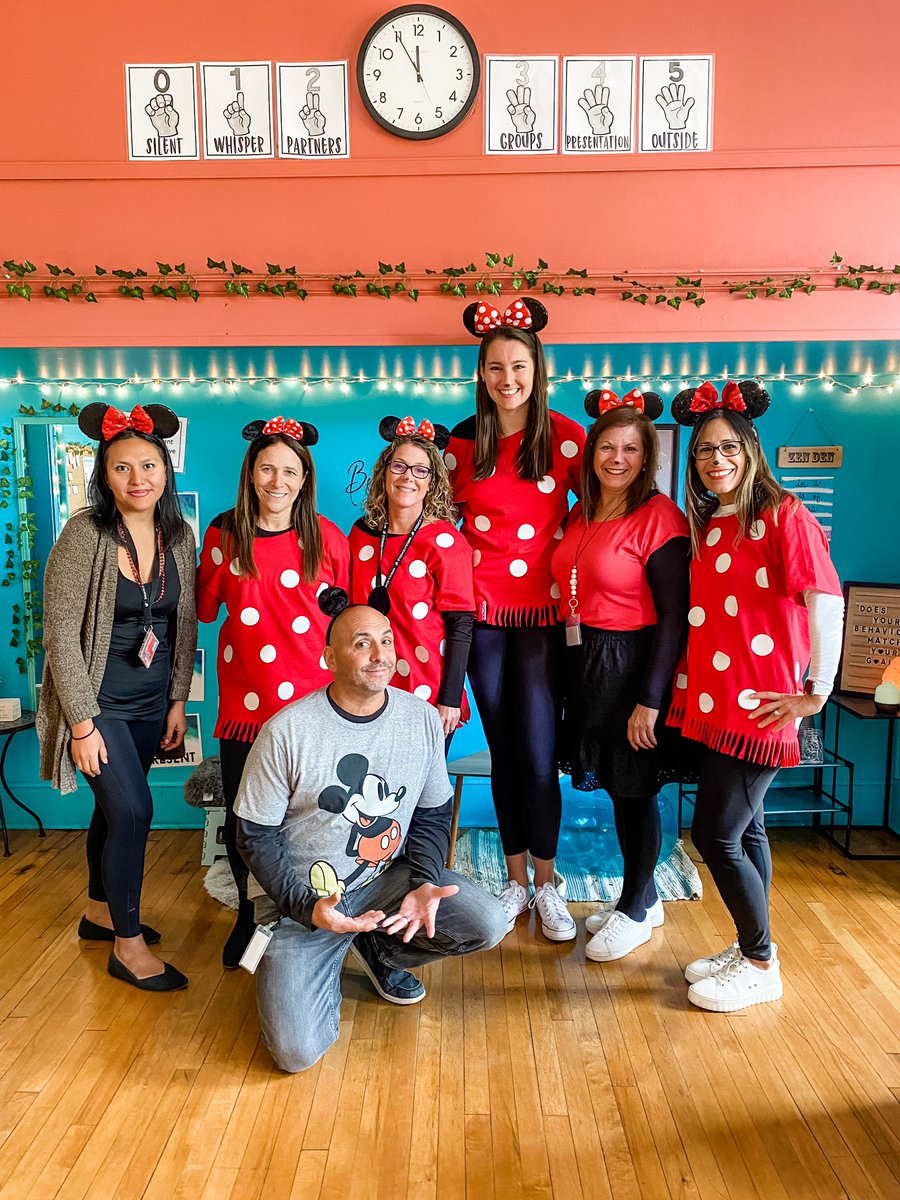 #HappyHalloween from the 6th grade <a href="/MineolaMS/">Mineola Middle School</a> 🎃👻 As always, Mr. T is being a great sport 🤣 #MineolaProud #disney