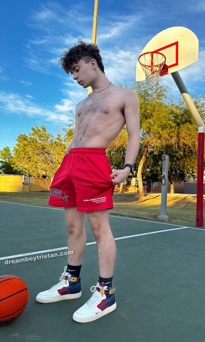 wanna meet up after practice? 🤫 https://t.co/SRkShAtmGO