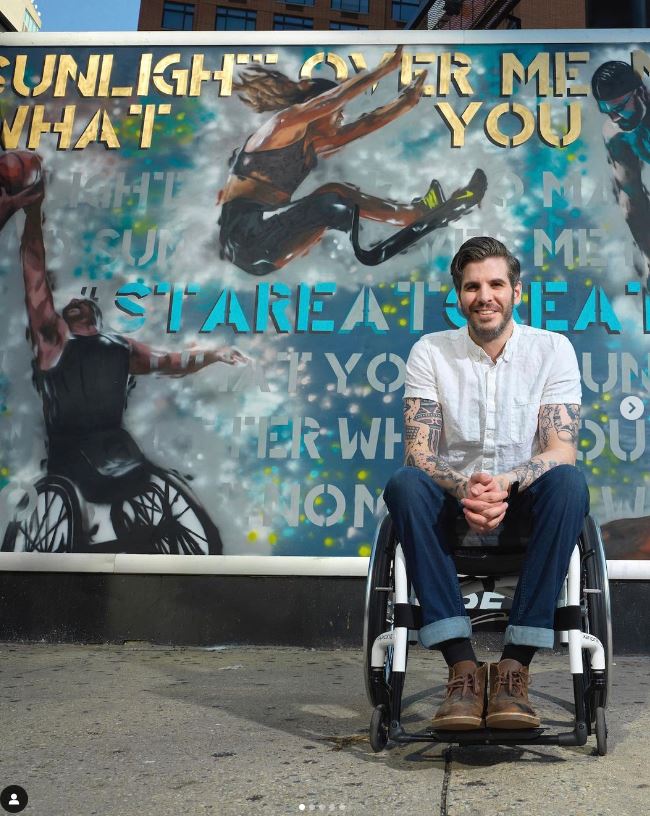 SPINALpedia's tweet photo. BD White, a NYC street artist and paraplegic. See his AWESOME work at https://t.co/Vlx3n45qFO #bdwhite #painter #paraplegic https://t.co/hq5kKTE4F0