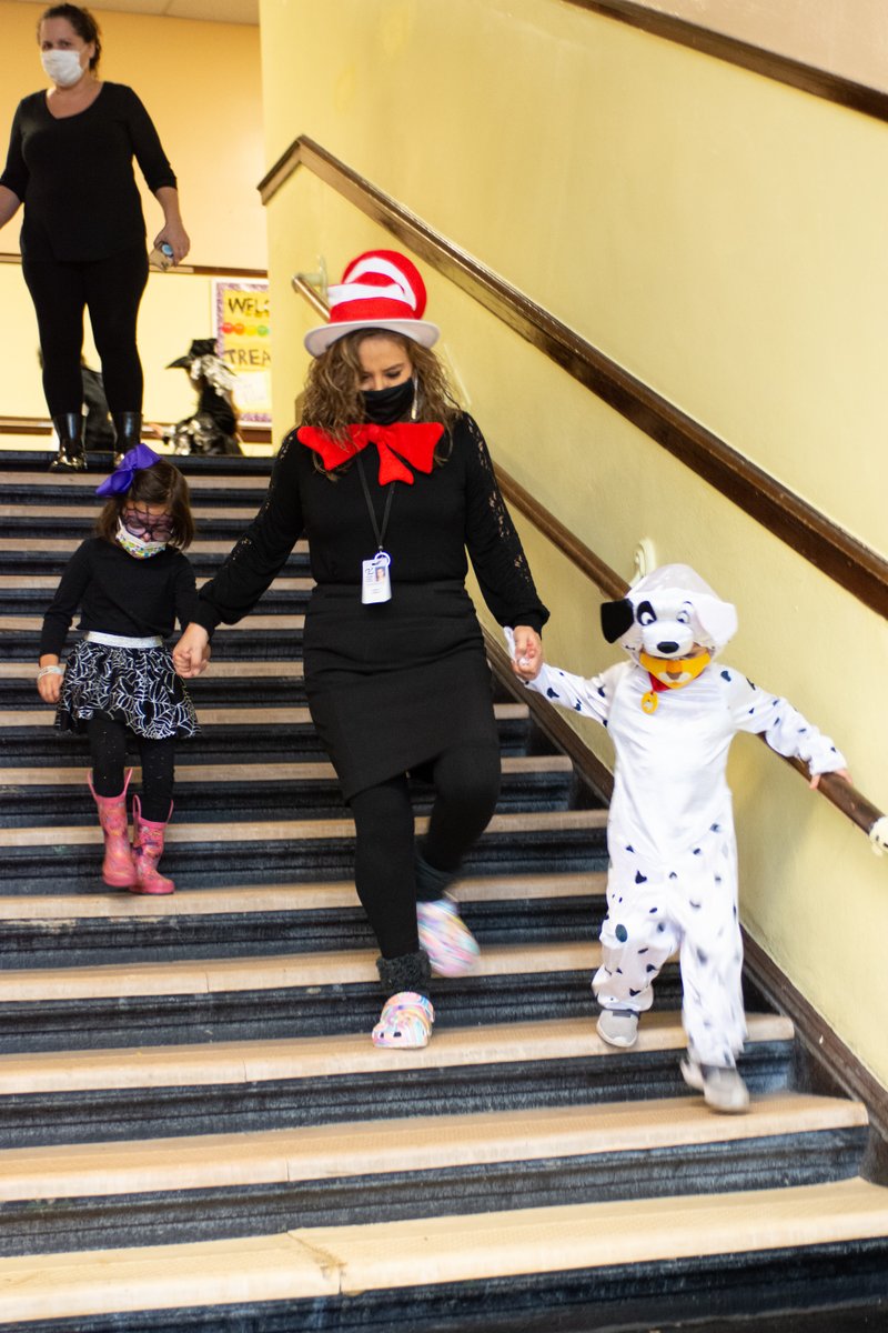 CPS_Lives's tweet photo. Trick-or-treat! 🎃 We're wishing everyone a Happy Halloween!

📸: Lynn Renee Persin x Budlong Elementary School (2021)

#cpslives #chicagopublicschools #chipubschools #chicagoart #chicagononprofit #chicagodcase #dcasegrants #chicagoart #halloween https://t.co/BjfWSZYaj9