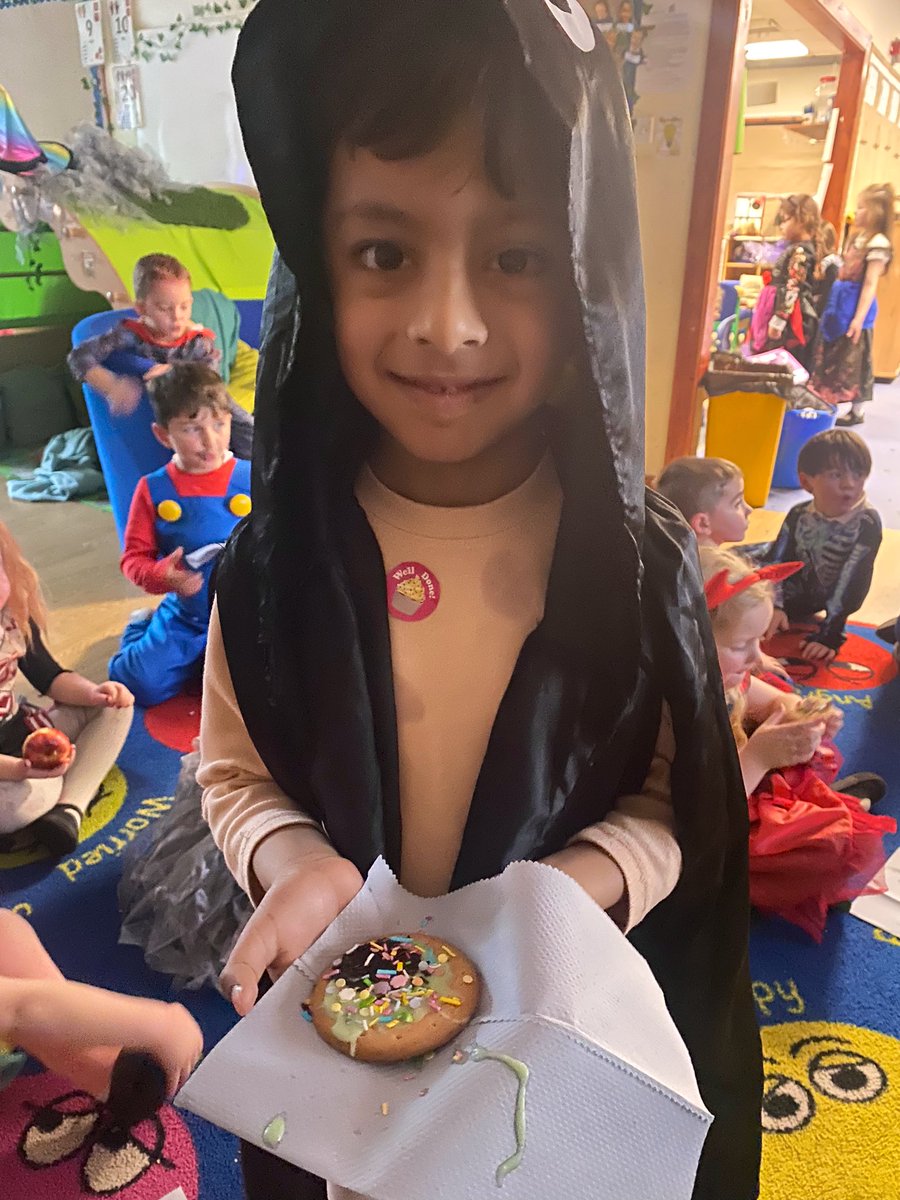 MissCleaver's tweet photo. ๐We enjoyed an afternoon of ๐๐ฝ๐บ๐ผ, listening to ๐s, icing ๐ชand dooking for ๐. #vpsfun https://t.co/tVxUnTTM3o