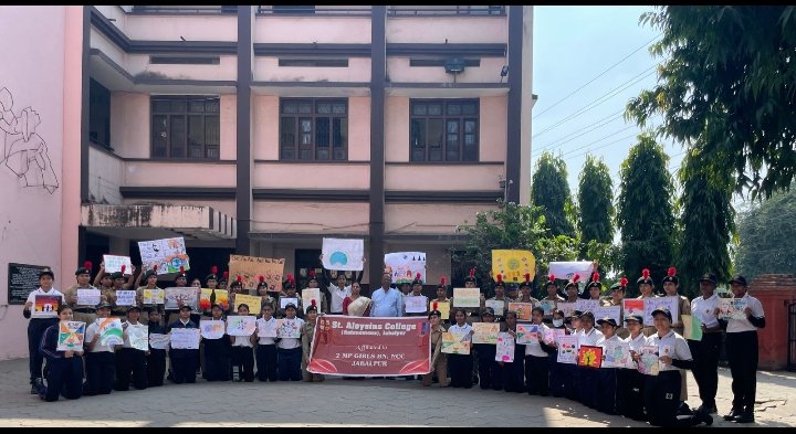 Aditi08_7049's tweet photo. St. Aloysius College(2 MP GIRLS BN)conducted a pledge &amp; poster making on the occasion of Rashtriya Ekta Diwas(National Unity Day)to commemorate the integration of Independent India. It is a special occasion to preserve &amp; strengthen the unity, integrity &amp; security of our Nation... https://t.co/hiINCjv2XJ
