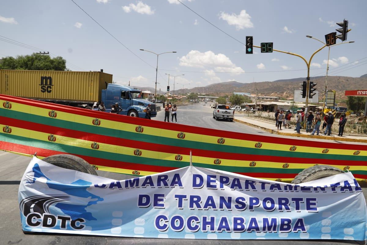 grupoeldeber's tweet photo. #ÚLTIMO #Cochabamba La Cámara Departamental de Transporte instaló un bloqueo en la tranca de #Suticollo exigiendo al Gobierno pronta solución al conflicto por el #CensoEnBolivia | Foto: APG https://t.co/mNW9j4mg5z
