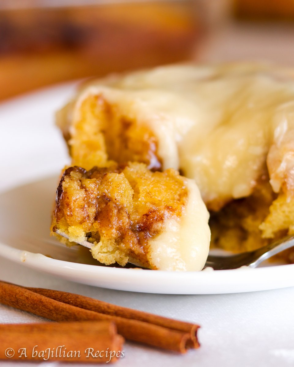 baJillianRecipe's tweet photo. PUMPKIN CINNAMON ROLL CAKE - Incredibly moist and fluffy pumpkin cake swirled with pockets of brown sugary cinnamon filling and slathered in a blanket of cream cheese frosting! #PumpkinCinnamonRoll #FallBrunch #AutumnTreats RECIPE: https://t.co/ZQNXAv4o4I https://t.co/yngybPbqEk
