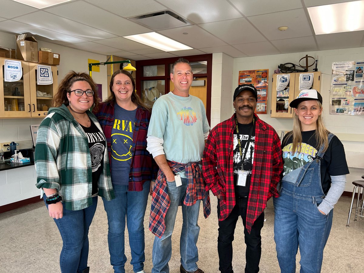 AmityMSBethany's tweet photo. Team Black representing their 90's grunge costumes. https://t.co/s9F3AZ9f6x