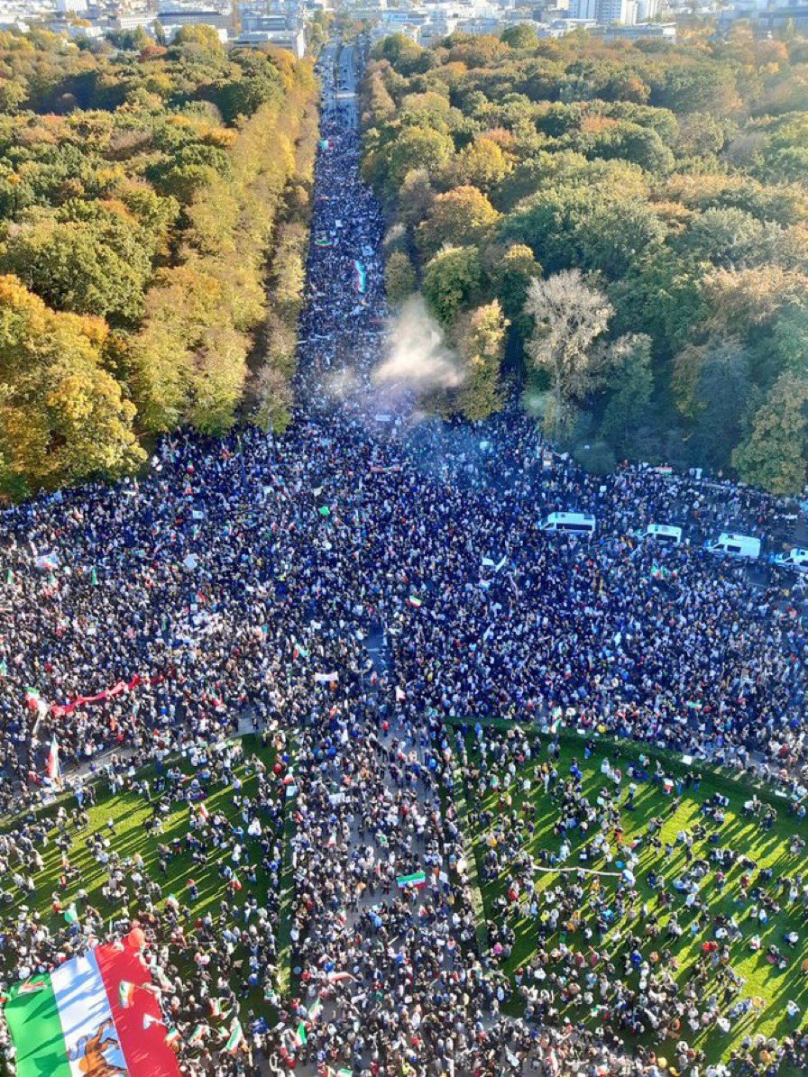 İran molla rejiminin baskı ve şiddetine karşı Berlin’de 100 bine yakın kişinin katıldığı dayanışma gösterisi düzenlendi.