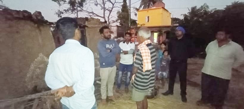 PFTNOdisha's tweet photo. ଏହି ଖବର ପାଇବା ପରେ  People for the Needy ଟିମ୍ ଦିବାକର ବେହେରା ଙ୍କ ପରିବାର ନିକଟରେ ପହଁଚି ସମବେଦନା ଜଣାଇବା ସହ ତାଙ୍କୁ ଆର୍ଥିକ ସହଯୋଗ ପ୍ରଦାନ କରିଥିଲେ।

#people_for_the_needy
#PeopleForTheNeedy

2/2 https://t.co/Ew1xvEbibZ