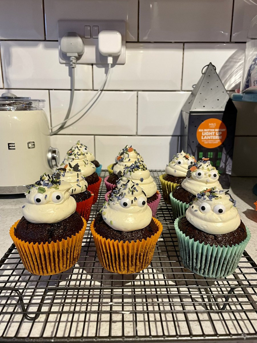 ameliesnaps's tweet photo. @Year2Planets Oliver’s creation for Halloween, chocolate cupcakes with spooky sprinkles 🦇🎃👀 https://t.co/CHCs2S3NtU