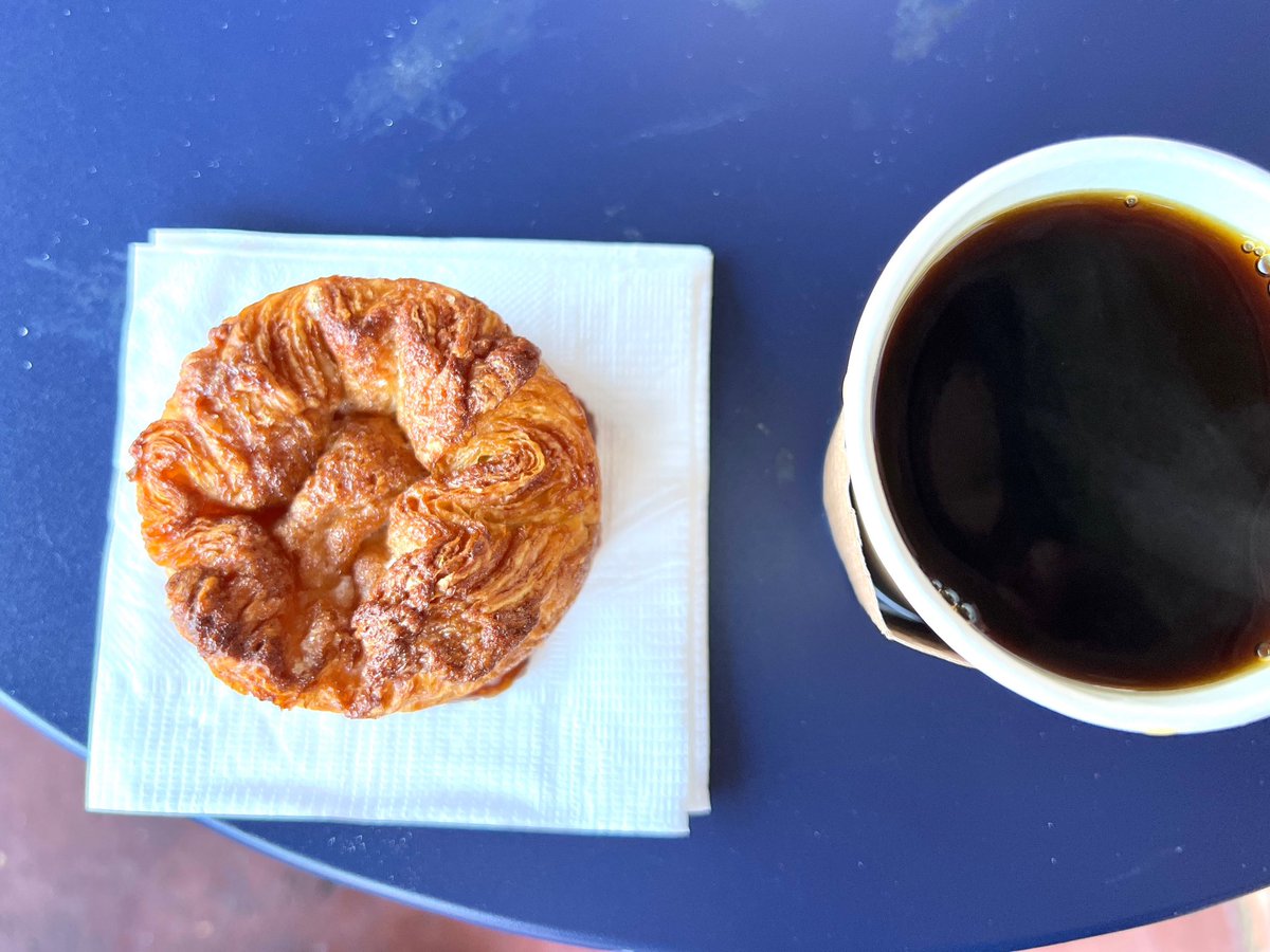 LazySomm's tweet photo. If a cafe has a kouign-amann, I try it most of the time. I like the kouign-amann from Manresa Bread. Cake butter!
カロリー高そうだけどクイニーアマンは食べてしまいます。バターの菓子という意味だそうです
#manresabread #kouignamann #bretoncake #pastry #クイニーアマン #洋菓子 https://t.co/ExgH10KhLe