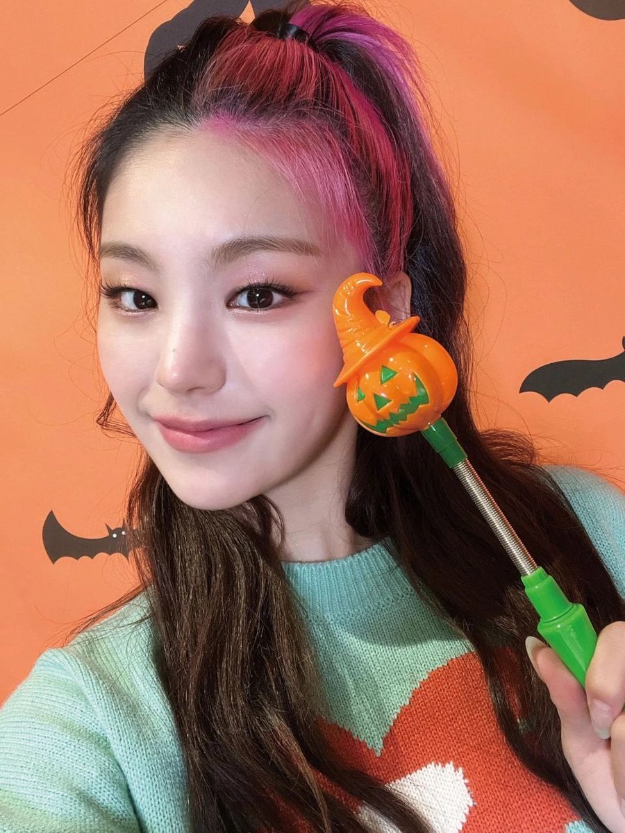 Hacía falta una date de michitas mimosas por halloween y #𝙩𝙝𝙚𝙉𝙄𝙂𝙃𝙏𝙈𝘼𝙍𝙀𝙊͟𝙁𝘿𝙍𝙀𝘼𝙈𝙎ーdebut⁩ fue la elección de estas novias! 🧃 Le proponemos un trato, y es que si nos dan dulces nosotras les gritaremos como las besto gatas.

𝚔uro·&amp;·𝑚elo! 𖦹 ָ࣪  ꜜ ad𝕧ent𝕦res