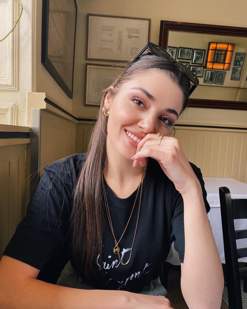 portalhandercel's tweet image. 📷 | Hande Erçel via Instagram Feed (Post). 🦋

#moodswings 😋

#HandeErçel