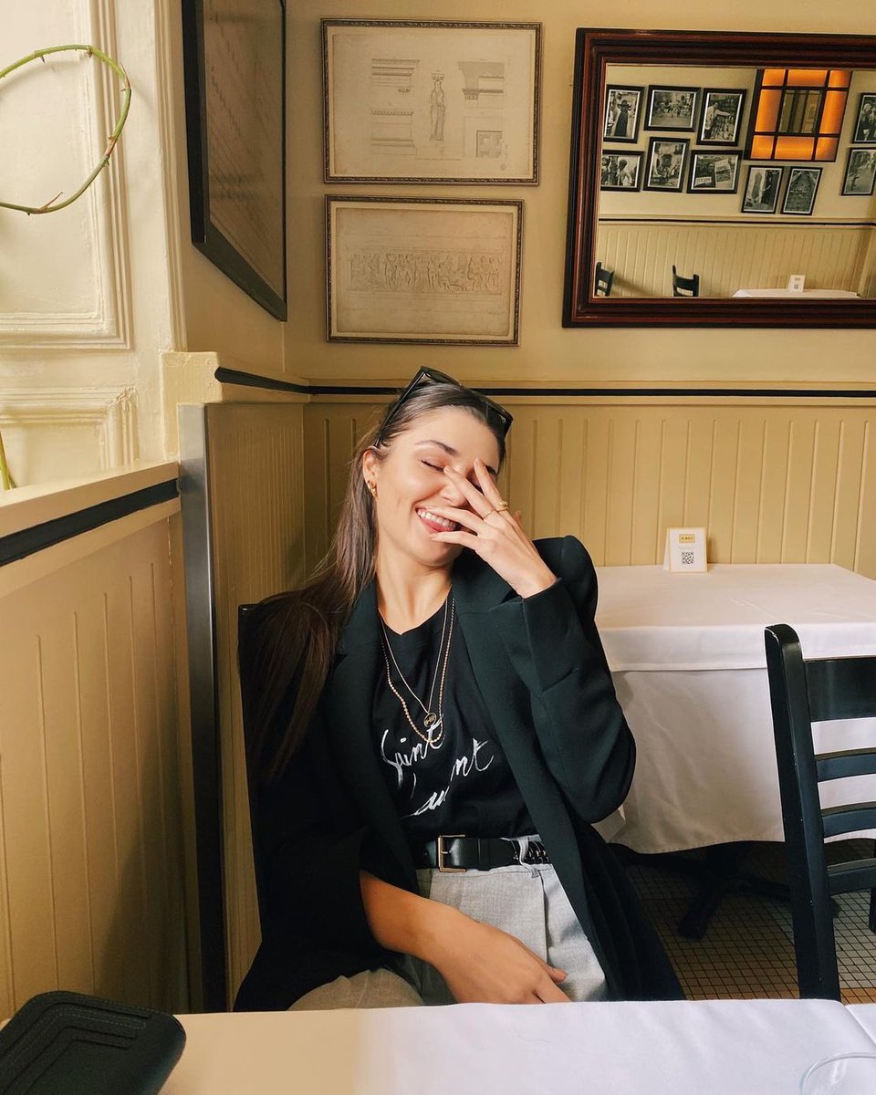 portalhandercel's tweet image. 📷 | Hande Erçel via Instagram Feed (Post). 🦋

#moodswings 😋

#HandeErçel