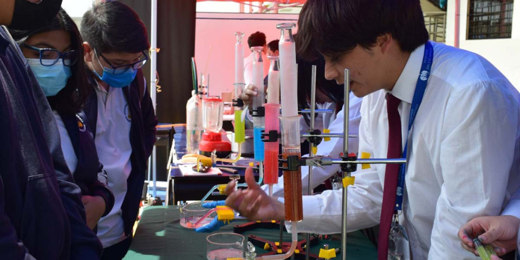SalMissions's tweet photo. 120 students from 16 Salesian schools in #Ecuador participated in the Salesian #EducationalFair in Guayaquil. They presented innovative ideas in fields of #science &amp; technology, incl creating biofuel alcohol from bananas &amp; a hydraulic compactor to help in recycling. 🧪👩‍🔬👨‍🔬 https://t.co/kzIaVyN1nH