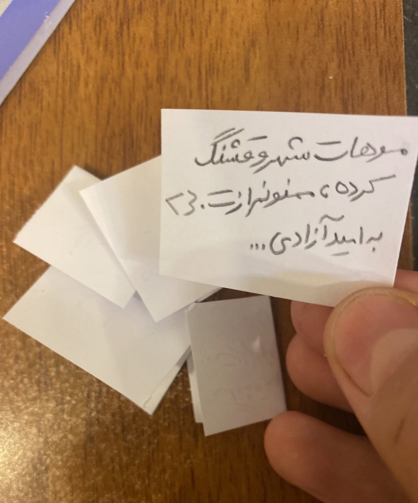 ازین کاغذای تشکر دادم به یه دختره که روسری نداشت بعد دویید اومد بغلم کرد ازونور برام دست زدن:)))))
میخوام بگم هنوزم میتونیم همدیگرو با چیزهای کوچیک خوشحال کنیم..
#مهسا_امینی‌