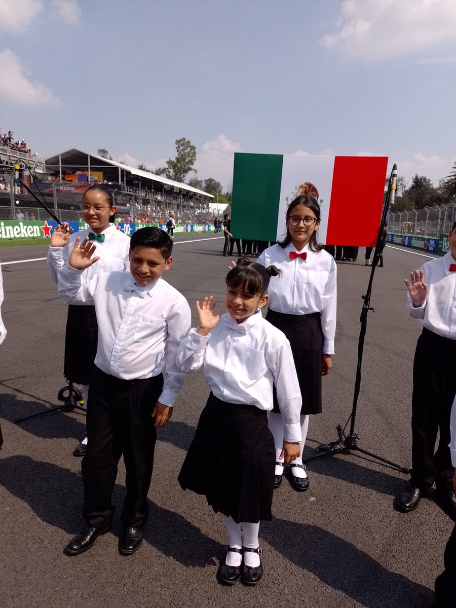 Compartimos con orgullo estas imágenes de Sofía y Brandon, alumnos de IPPLIAP que participaron en la interpretación del himno nacional en lengua de señas mexicana al inicio del Gran Premio de la <a href="/F1/">Formula 1</a> en México este fin de semana.
Gracias a @fundacioncie
por la invitación.