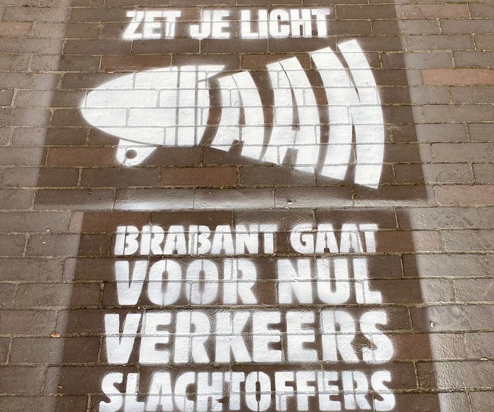 De campagne “Zet je licht AAN” is gestart.
Met lichten aan op de fiets ben je bij schemering en ‘s avonds zichtbaarder in het verkeer.
Dus: zorg ervoor dat je fietsverlichting in orde is!
#verkeersveiligheid #zetjelichtaan #jouwactietelt #brabantgaatvoornul #fiets #biograffiti