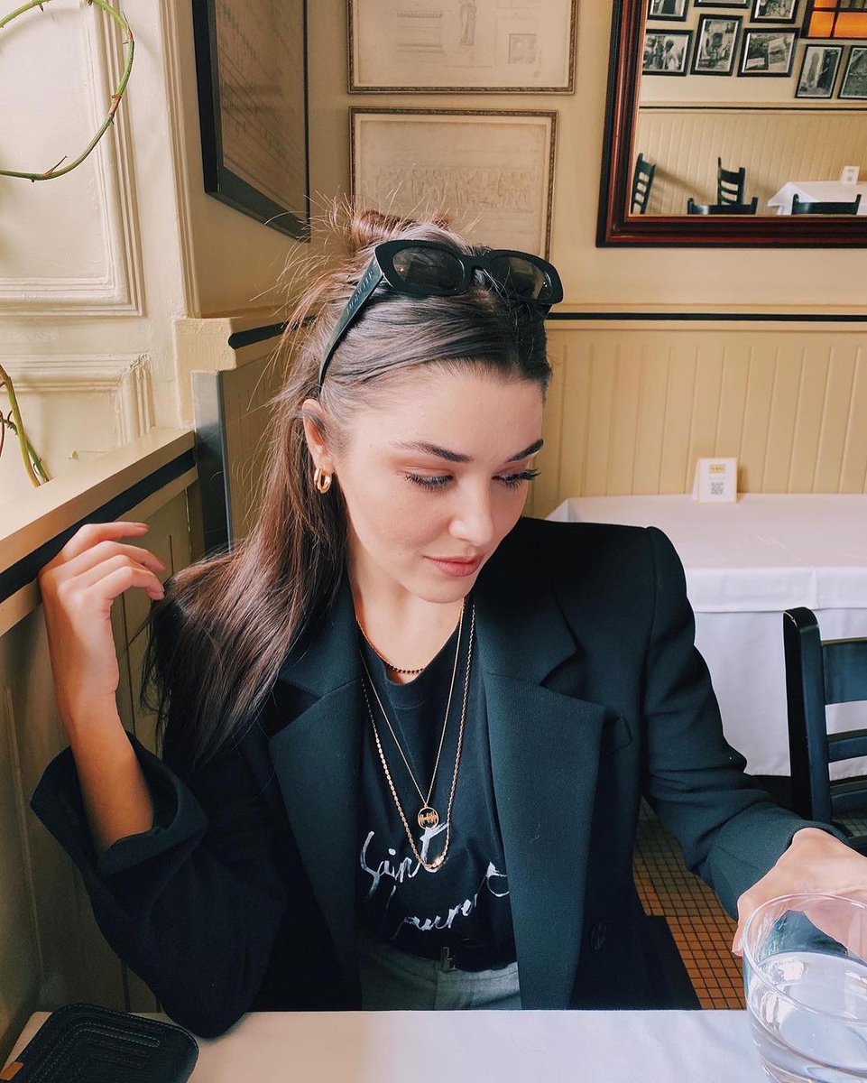 portalhandercel's tweet image. 📷 | Hande Erçel via Instagram Feed (Post). 🦋

#moodswings 😋

#HandeErçel