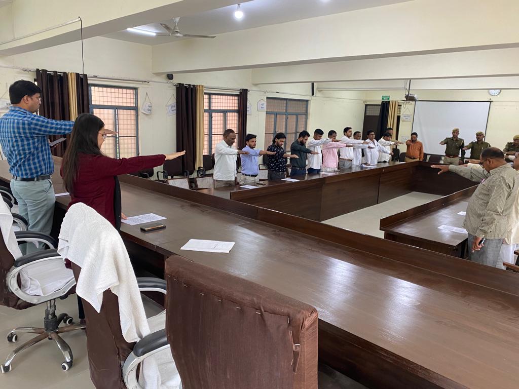 Sharma4Nikita's tweet image. भारत के अखंड स्वरूप के प्रणेता &quot;लौह पुरुष &quot; सरदार वल्लभ भाई पटेल जी की जयंती पर सादर नमन🙏🙏

इस अवसर पर तहसील ऊन ,शामली में हम  राष्ट्र की अखंडता को अक्षुण्ण रखने का संकल्प लेते हुए

@dm_shamli

#EktaDiwas 
#NationalUnityDay2022
#SardarVallabhbhaiPatel