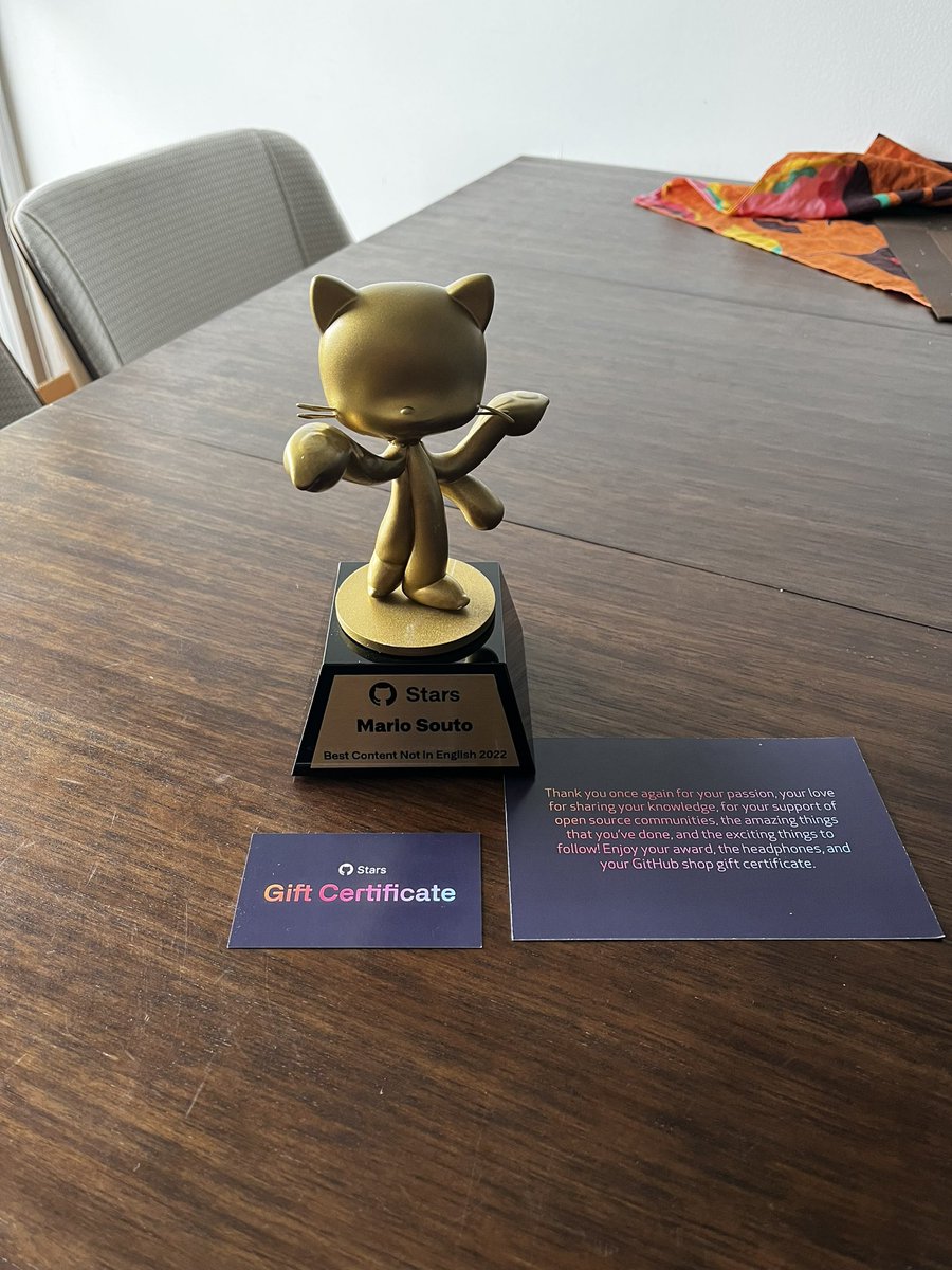 omariosouto's tweet image. Hoje chegou aqui em casa o Octocat de ouro do #GithubStars do @github na categoria “Best content not in english”. ❤️

Eu, filho da “dona Cleide” e do “seu cido” que tem a sua pequena borracharia a mais de 20 anos. 

Meu pai desde pequeno sempre falava pra mim “estuuude” …