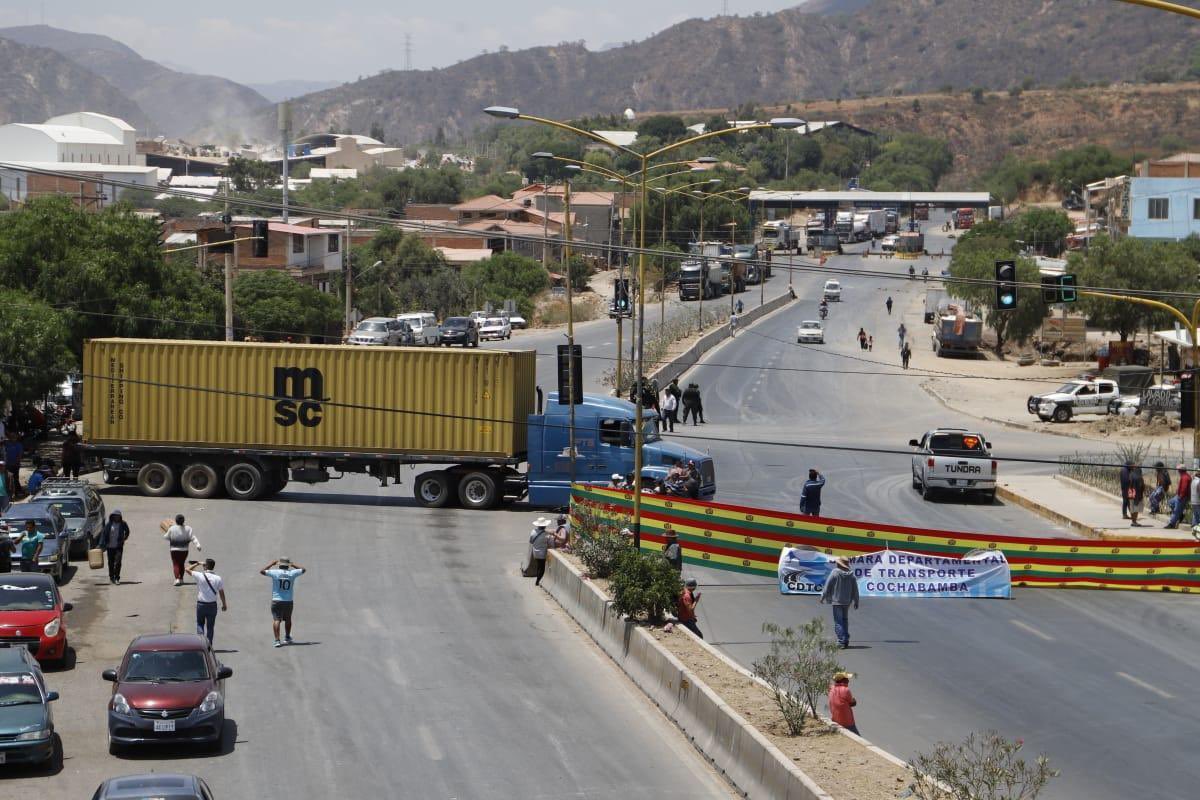 AgustinZambrana's tweet photo. #UltimoMomento Cámara de Transporte de #Cochabamba bloquea tranca de #Suticollo.
Exigen al Gobierno solución al conflicto por el #CensoEnBolivia2023
Foto: APG https://t.co/WQEG5d3jeR