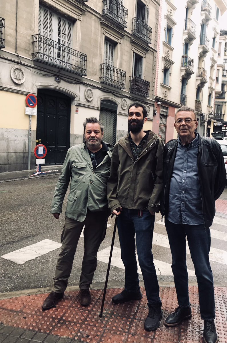 delong_em's tweet photo. Salgo de casa para comer en el Gallego y justo cuando llego a casa de los Guerrero me encuentro con dos de los creadores de la mejor serie hecha en España en los últimos años: @gigantes
Muy amables Urbizu y Gaztambide.
#mieminvisible #conamigostodoesmasfacil #mividaconem https://t.co/HzD493XsR1