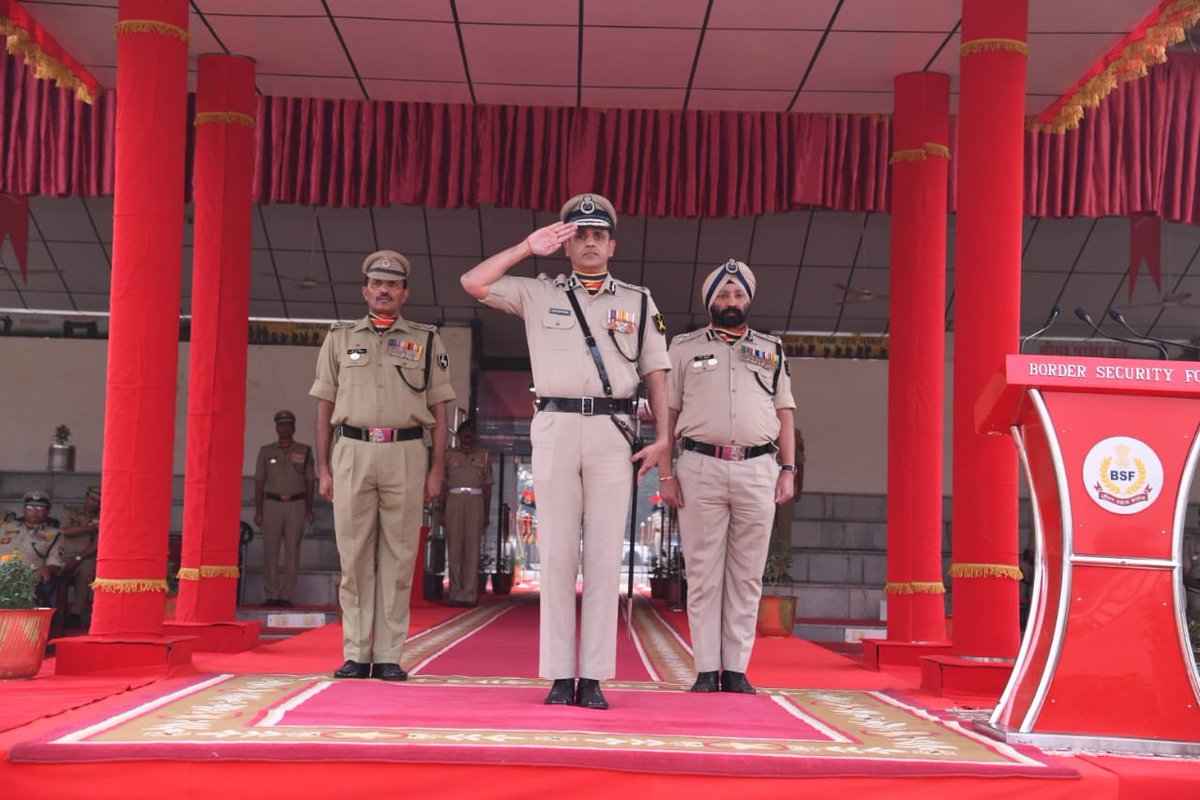 BSF_India's tweet image. Spectacular March Past was organized at BSF Campus Chhawla by #SeemaPraharis of 25 Bn #BSF on the occasion of #NationalUnityDay2022 . The chief guest Sh Ayush Mani Tiwari, IPS, IG(HQ) took the salute &amp;amp; administered the Oath of Ekta Diwas to all Seema Praharis.
#RastriyaEktaDiwas
