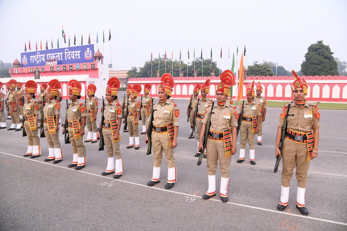 BSF_India's tweet image. Spectacular March Past was organized at BSF Campus Chhawla by #SeemaPraharis of 25 Bn #BSF on the occasion of #NationalUnityDay2022 . The chief guest Sh Ayush Mani Tiwari, IPS, IG(HQ) took the salute &amp;amp; administered the Oath of Ekta Diwas to all Seema Praharis.
#RastriyaEktaDiwas