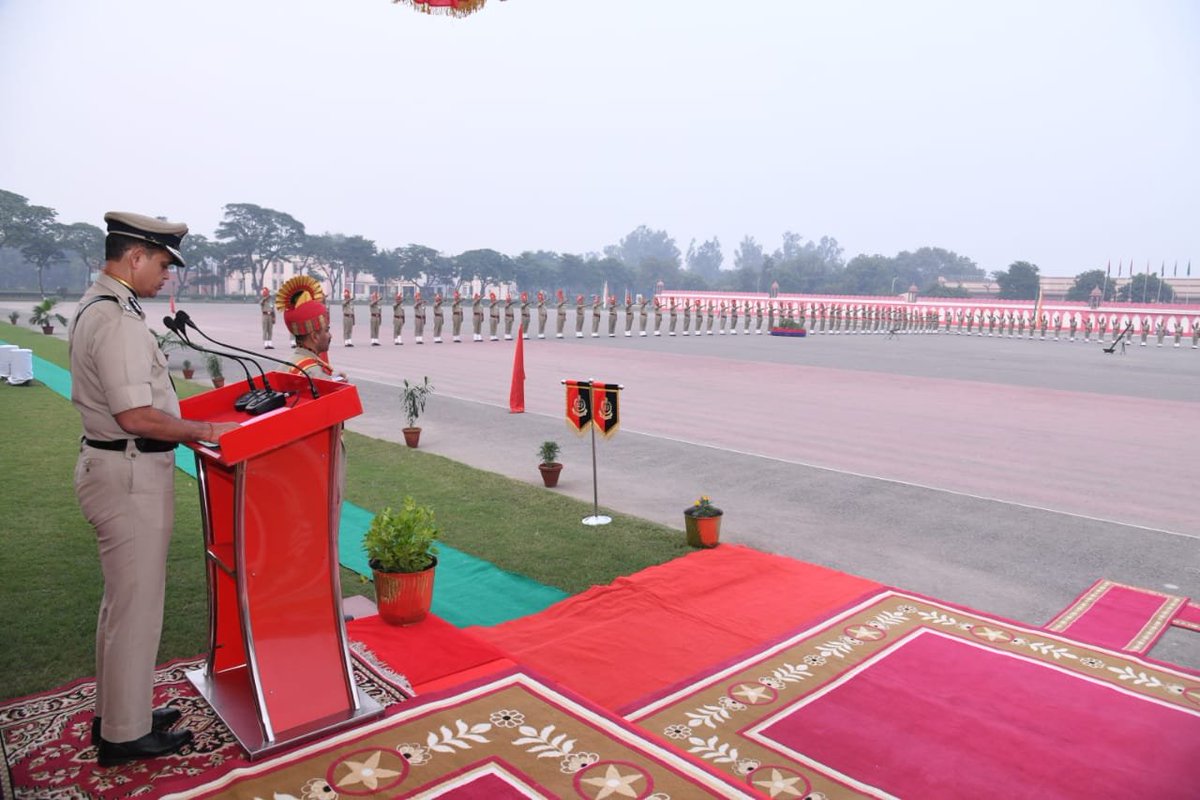 BSF_India's tweet image. Spectacular March Past was organized at BSF Campus Chhawla by #SeemaPraharis of 25 Bn #BSF on the occasion of #NationalUnityDay2022 . The chief guest Sh Ayush Mani Tiwari, IPS, IG(HQ) took the salute &amp;amp; administered the Oath of Ekta Diwas to all Seema Praharis.
#RastriyaEktaDiwas