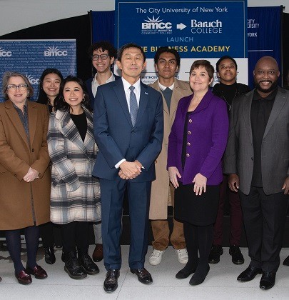 🎤Join the conversation with .@DavidWuBaruch on his Oct. blog, Be the Bridge Between Differences. Pictured at the BMCC-Baruch Business Academy launch, a bridge-building effort for transfer students. 💥ow.ly/HjkQ50LpQ1C #Diversity #BaruchPride #StudentSuccess