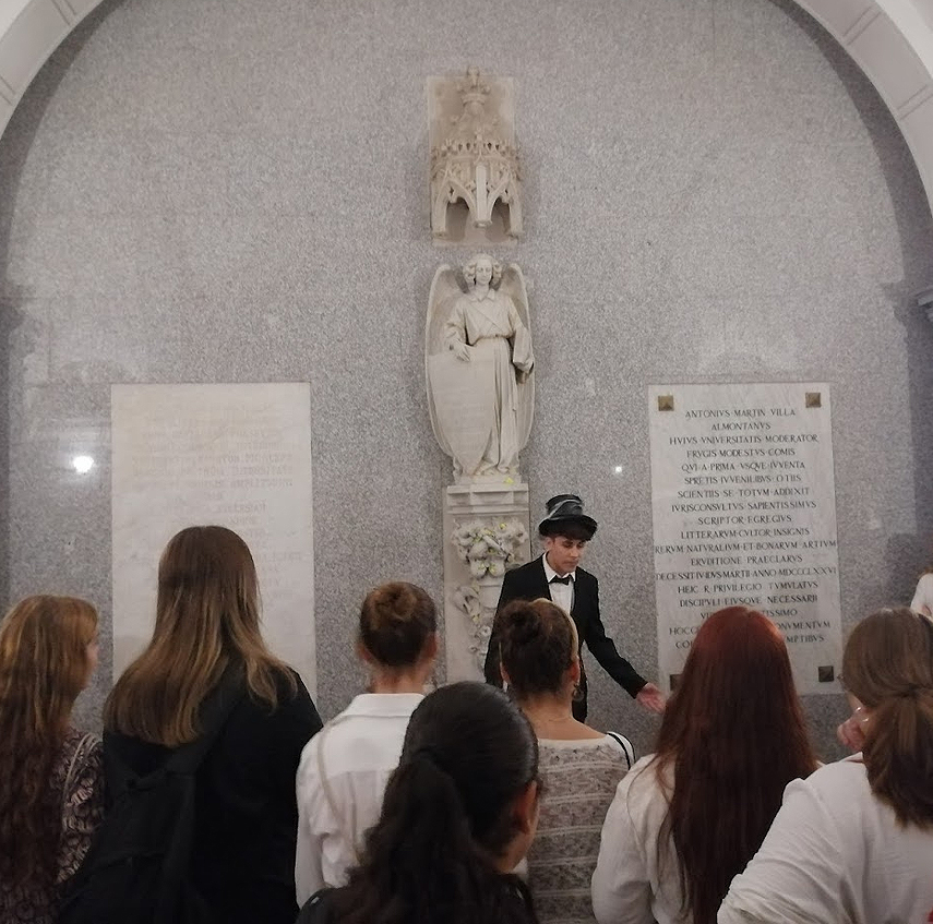 CICUS_'s tweet photo. Han recitado un poema de #Bécquer, explicado las vidas de personajes allí enterrados, representado escenas teatrales sobre algunos de ellos, como Fernán Caballero, e incluso se han unido a la tradición de escribir papeles y ponerlos en el pedestal de la tumba de los  Bécquer 😮 https://t.co/LNJBUQQ0yZ