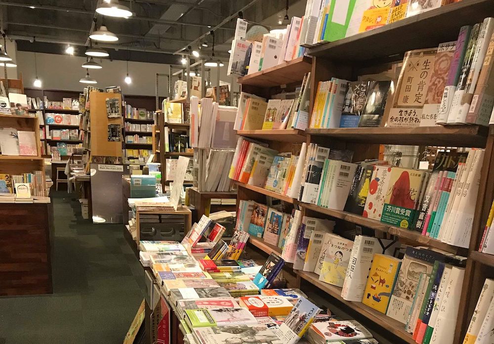 Le crépuscule des libraires : le Japon perd ses commerces actualitte.com/a/eLhQT98u @The_Japan_News #JapanPublishingOrganisation #Japon #Industrie #Livres #Lecteurs