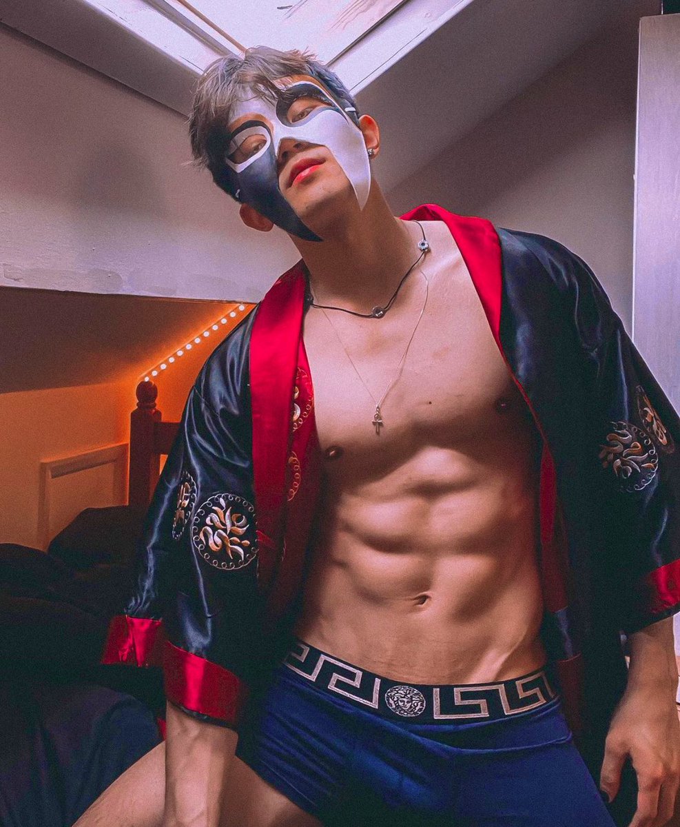 พี่หมีบ้าผู้ชาย🐻 20+ on Twitter: "เป็นผีที่ Sexy มากครับ 👻 HALLOWEEN IG : wei2aes"