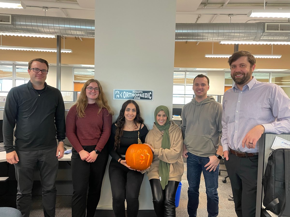Happy Halloween from the Teeter Lab, where you can see skeletons every day of the year! @SchulichMedDent @westernuBJI @WesternU @CdnOrthoAssoc @ArthritisSoc @ORSsociety  #orthotwitter #xray #radiostereometricanalysis #totalhipreplacement #totalkneereplacement #halloween