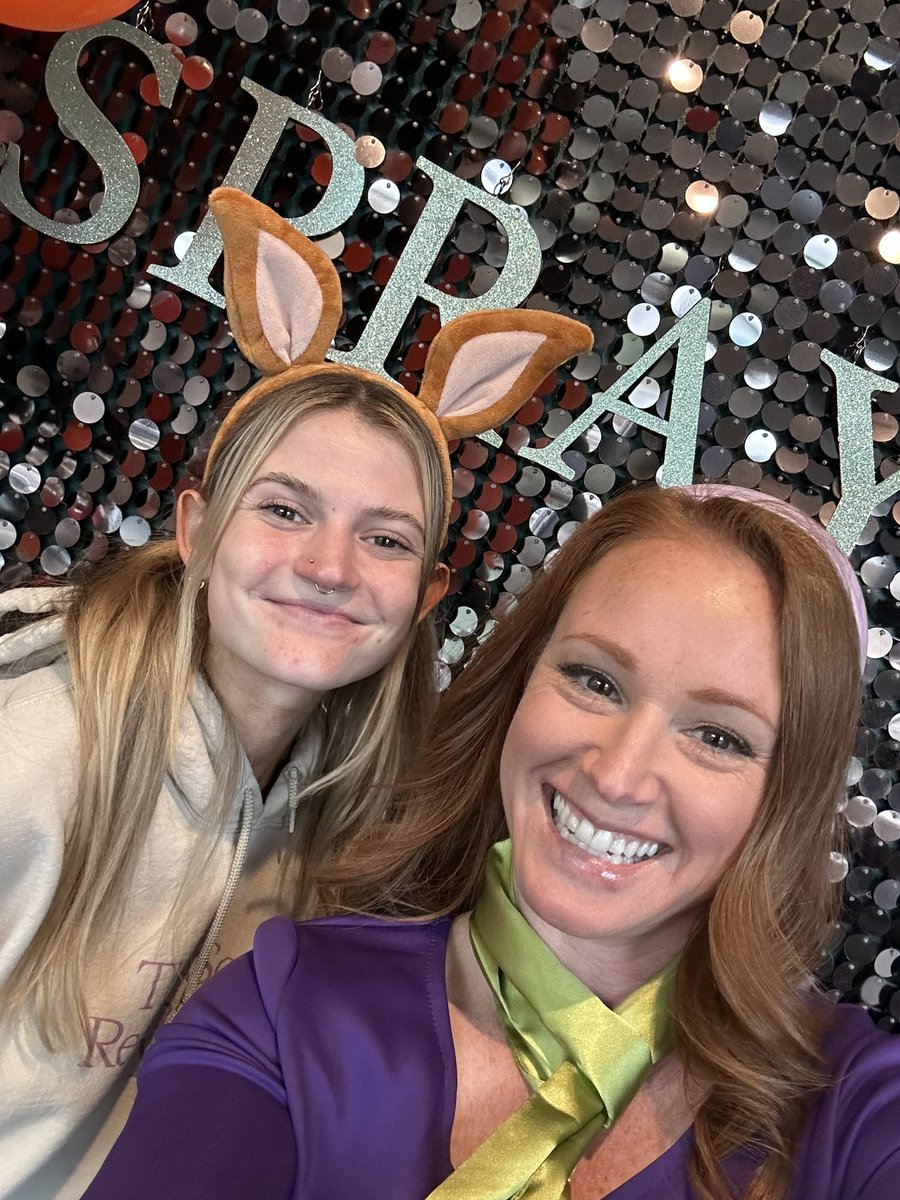 spraychic's tweet photo. Happy Halloween from Daphne &amp; Scooby! https://t.co/ZQ4jtghsHx