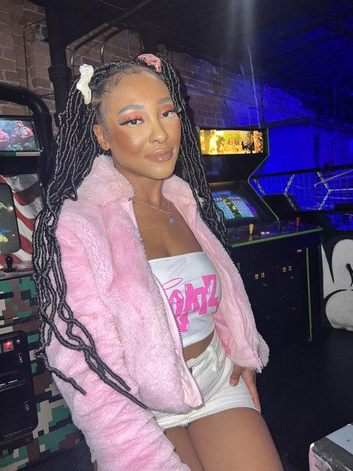 happy halloween from ur bratz doll 💖 https://t.co/vpAoJ0eRzH