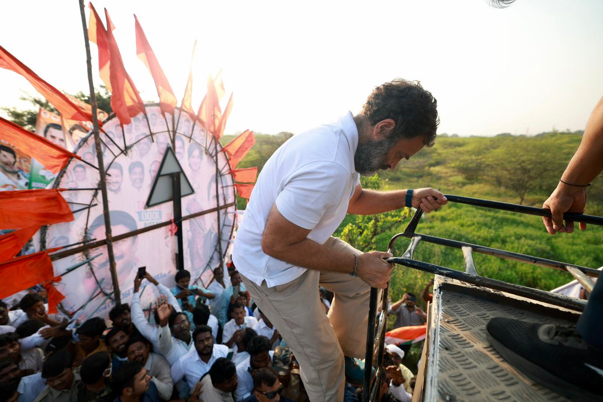 NSUIWestBengal's tweet photo. আপনজনের ভালোবাসা আর ব��শ্বাস যার পাথেয়; কোনো পথই তার কাছে কঠিন নয়।

অন্য এক রাহুল গান্ধীকে দেখা গেল তেলেঙ্গানার রাস্তায়—

#BharatJodoYatra  @RahulGandhi https://t.co/ZHoVUENNEm