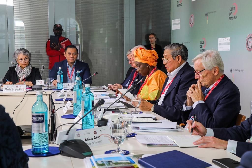 AgusYudhoyono's tweet photo. Hari ini, sy mengikuti Annual Policy Dialogue yg diselenggarakan Club de Madrid, bekerjasama dgn Liz-Mohn Center, @YudhoyonoInst &amp; Kantor Luar Negeri Federal Jerman. TYI menjadi partner &amp; Co-Host dlm acara 2022 Berlin Policy Dialogue: Leading in a World of Converging Crises ini. https://t.co/XGDIlOM2ob
